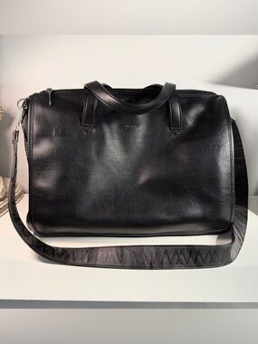 Matt & Nat Vegan Leather Pet Carrier Bag Black – Mesh Panels, Adjustable Strap